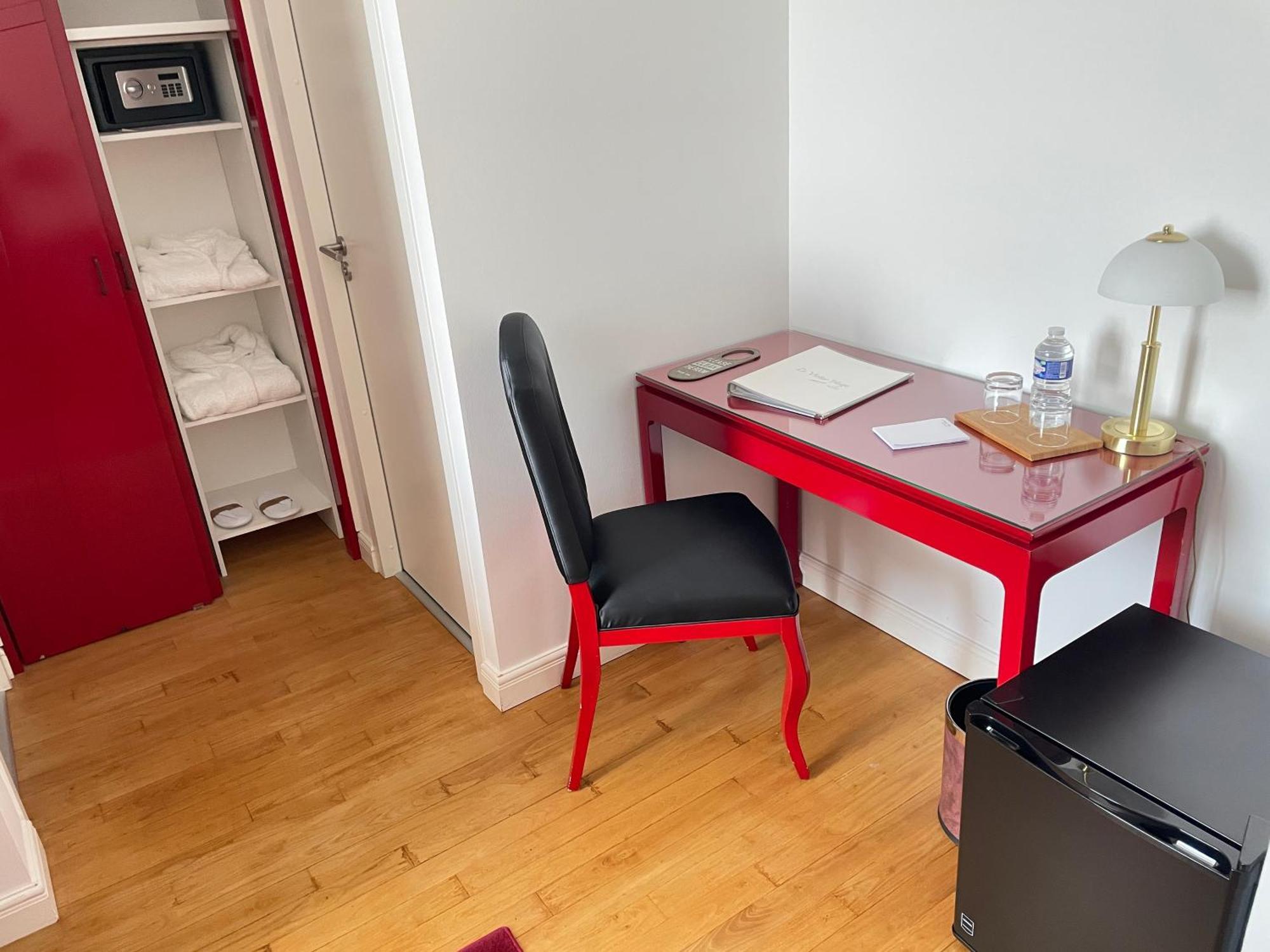 Hotel Victor Hugo Понторсон Екстериор снимка