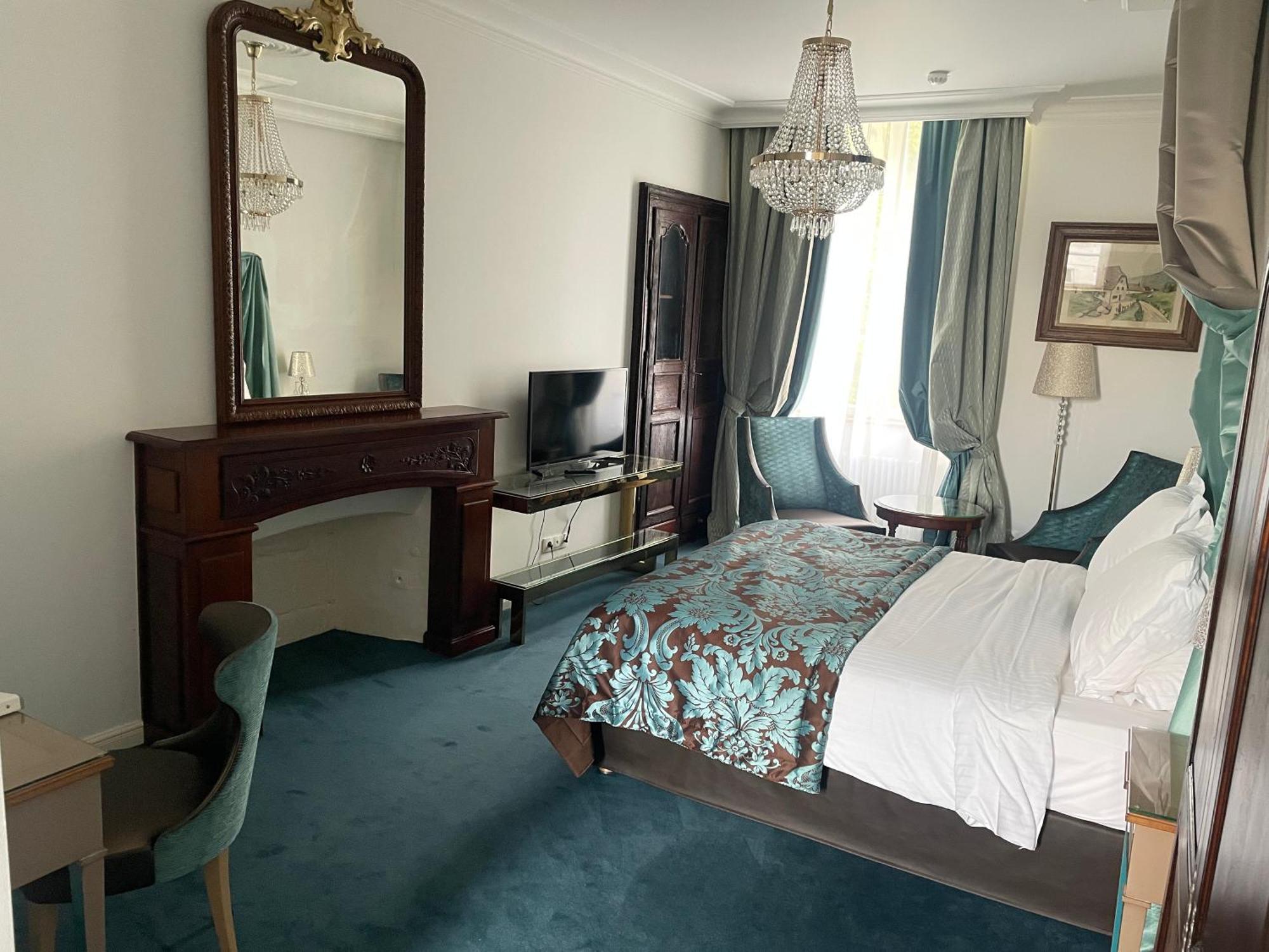 Hotel Victor Hugo Понторсон Екстериор снимка